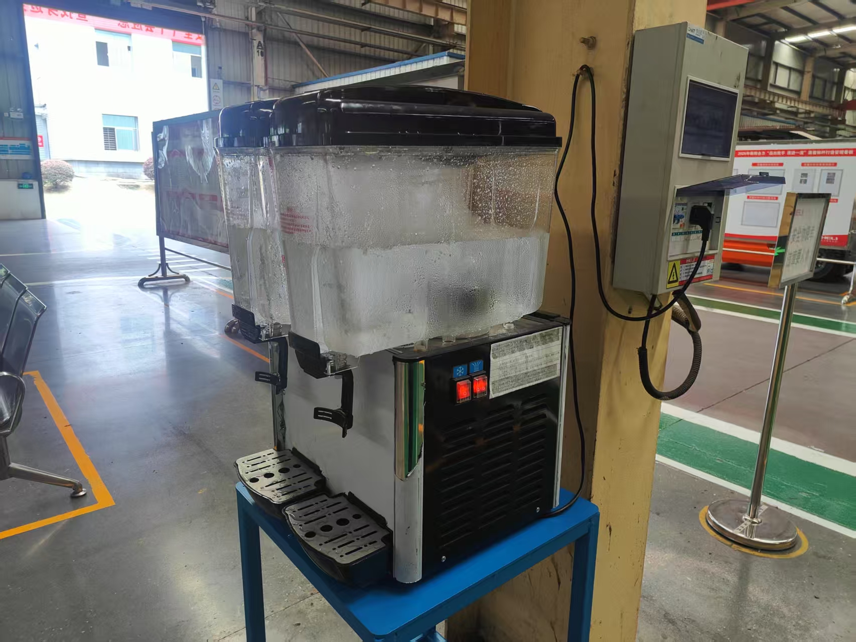 增設(shè)冷飲機(jī).jpg 增設(shè)冷飲機(jī).jpg